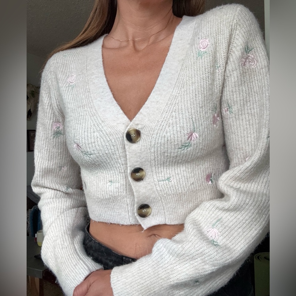 Cropped Cardigan with Embroidered Flowers